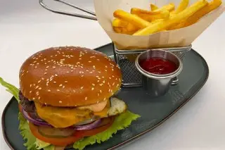 Бургер с говядиной, картофелем фри и кетчупом