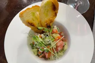 Овощной салат с сыром и тостами