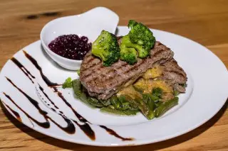 Бифштекс из натуральной говядины с сыром и соусом песто