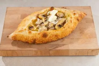Аджарская лодочка с курицей и грибами