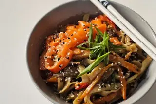 Wok сливочный с лососем