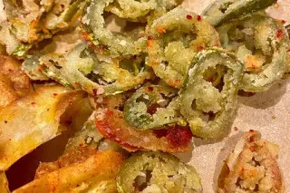 Чипсы из халапеньо с чесночным соусом 
