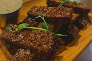 Чесночные гренки с чесночным соусом