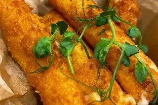 Сырные палочки с белым соусом
