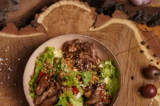 Теплый салат с печенью цыпленка и кукурузной заправкой