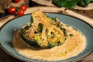Стейк из брокколи с соусом поке и грецкими орехами