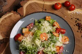 Салат Цезарь с тигровыми креветками
