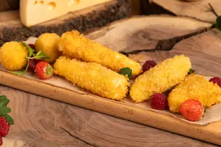 Ассорти жареных сыров с клубничным джемом