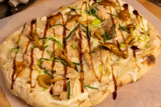 Римская пицца с курицей и опятами