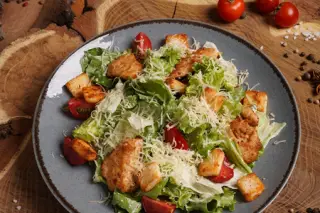 Салат Цезарь с куриным филе