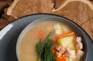 Уха из лосося с морским языком и пшеном
