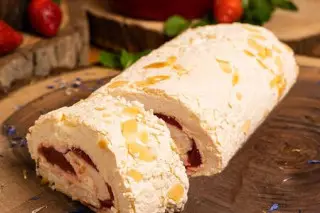 Меренговый рулет с клубникой