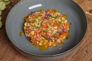 Тартар из форели с соусом манго