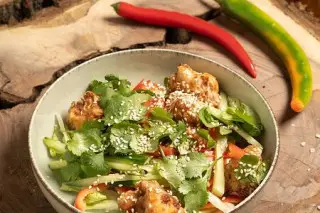 Салат с хрустящей курочкой, фунчозой и свежими овощами