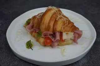 Круассан с ветчиной и сыром