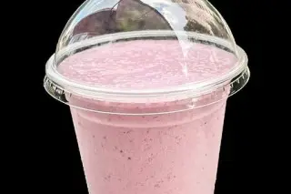 Клубничный молочный коктейль 