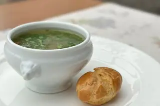 Уха из осетрины с рыбным эклером