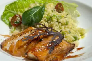 Черная треска с кускусом и спаржей