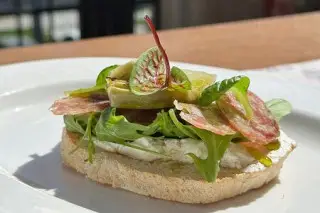 Брускетта с артишоками, салями и творожным сыром