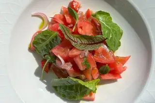Салат с розовыми помидорами и анчоусами