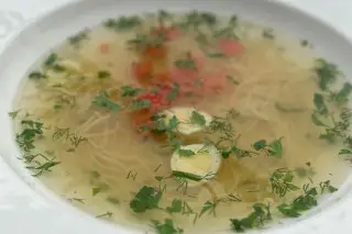 Куриный бульон с лапшой и перепелиным яйцом