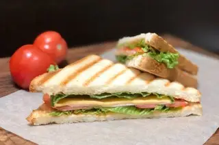 Сендвич с курицей и сыром