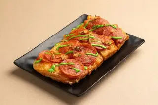 K-pop пицца с колбаской и соусом васаби