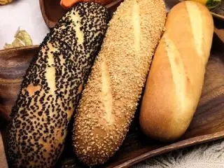 Багет малый с черным кунжутом