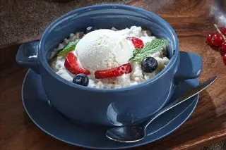Каша рисовая с пломбиром и клубникой