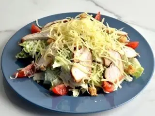 Салат Цезарь с куриной грудкой