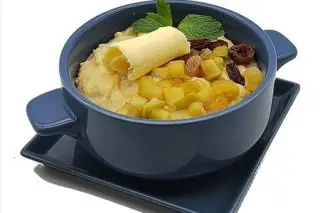 Каша пшенная с яблоками и изюмом