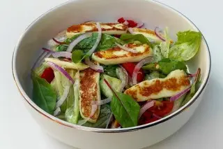 Салат с сыром Халлуми и свежими овощами