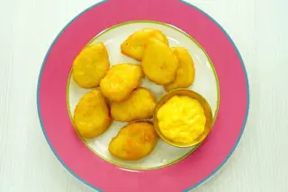 Куриные наггетсы с сырным соусом