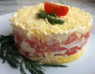 Салат с красной рыбой и сыром (300г)