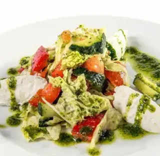 Овощной салат с соусом "Pesto" (200г)