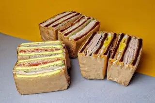 Тост с курицей и острым соусом шрирача