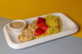 Филе цыпленка на гриле с кускусом и ореховым соусом
