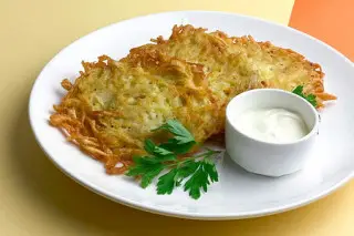 Картофельные драники со сметаной