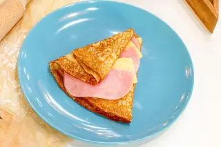 Блин с ветчиной и сыром