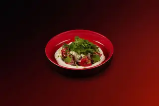 С розовыми томатами, страчателлой, кедровыми орешками и семечками