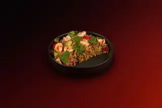 Калифорнийский с киноа, авокадо и креветками
