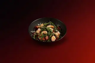 Хрустящий салат с креветками, беконом и карамельным арахисом