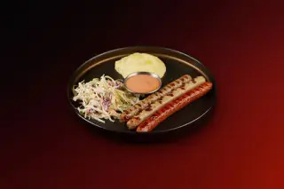 Ассорти колбасок с картофельным пюре с трюфельным маслом и коул слоу
