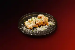 Крылья сырные с криспи беконом, крекерами и зелёным луком