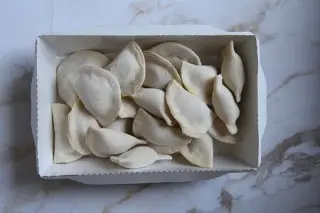 Замороженные вареники с капустой