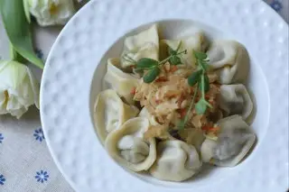 Пельмени с говядиной и тушеной капустой 