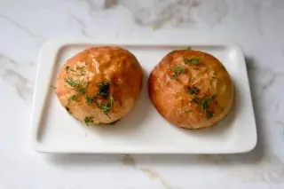 Пампушка с зеленью и чесноком