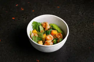 Салат с креветками и манго
