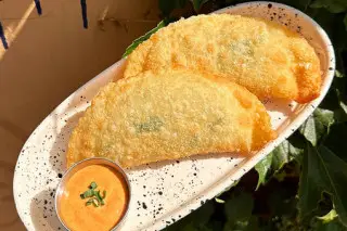 Чебуреки с креветкой с соусом чипотле 