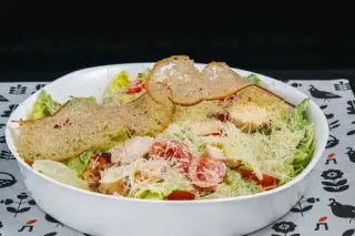 Салат Цезарь с курицей